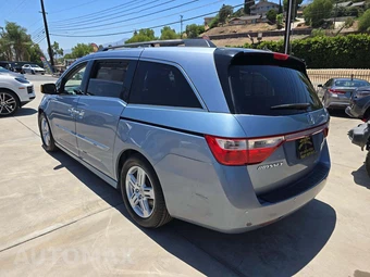 2012 Honda Odyssey Touring Elite 118.1" WB - miniatura 2