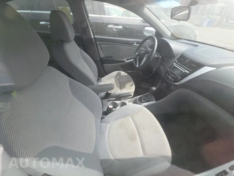 2012 Hyundai Accent GS Hatchback – miniatura 8