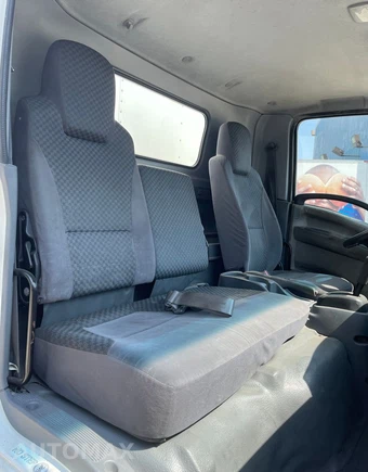 2012 Isuzu NPR HD Base Low Tilt – miniatura 9