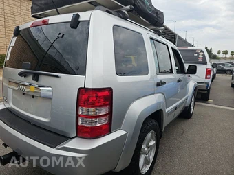 2012 Jeep Liberty Limited Edition – miniatura 4