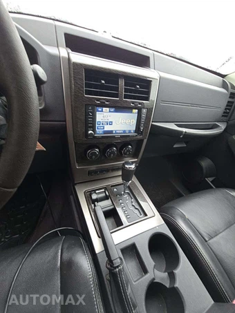 2012 Jeep Liberty Limited Jet Edition – miniatura 10