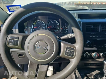 2012 Jeep Liberty Sport – miniatura 10