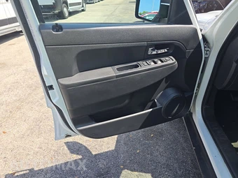 2012 Jeep Liberty Sport – miniatura 9