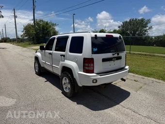 2012 Jeep Liberty Sport - miniatura 7