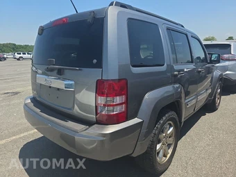 2012 Jeep Liberty Sport Latitude Edition – miniatura 4