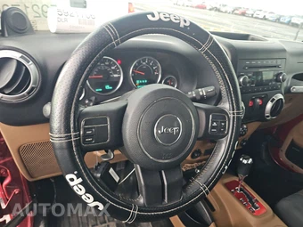 2012 Jeep Wrangler Sahara - miniatura 10