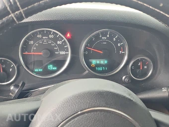 2012 Jeep Wrangler Sahara - miniatura 12