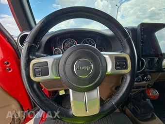 2012 Jeep Wrangler Sahara - miniatura 10
