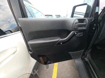 2012 Jeep Wrangler Unlimited Altitude Edition - miniatura 9