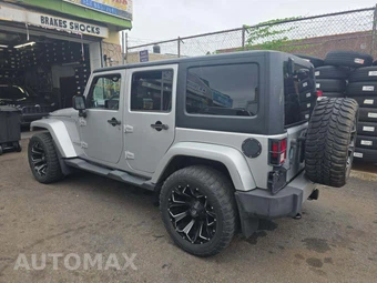 2012 Jeep Wrangler Unlimited Sahara - miniatura 2