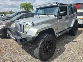 2012 Jeep Wrangler Unlimited Sahara - miniatura 3