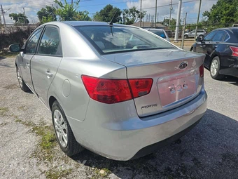 2012 Kia Forte LX Sedan – miniatura 2