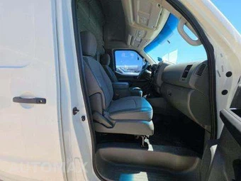 2012 Nissan NV2500 HD Cargo S High Roof 146.1" WB - miniatura 18