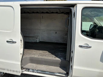 2012 Nissan NV2500 HD Cargo SV Standard Roof 146.1" WB - miniatura 8