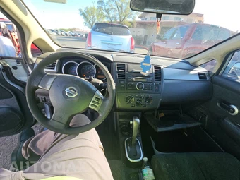 2012 Nissan Versa 1.8 S Hatchback – miniatura 11