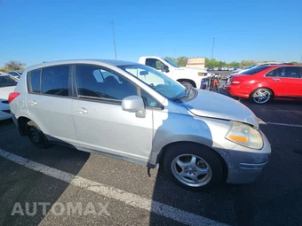 2012 Nissan Versa 1.8 S Hatchback – miniatura 3