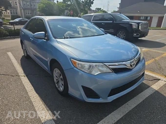 2012 Toyota Camry LE - miniatura 3