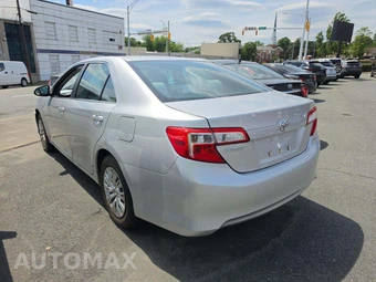 2012 Toyota Camry LE – miniatura 2