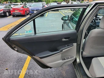 2012 Toyota Camry LE - miniatura 9