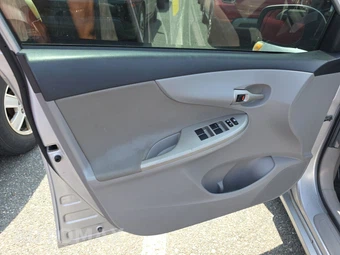 2012 Toyota Corolla LE – miniatura 9