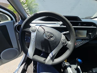 2012 Toyota Prius c Four - miniatura 10