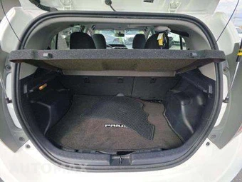 2012 Toyota Prius c Three – miniatura 14