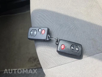 2012 Toyota Prius Two - miniatura 21