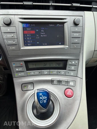 2012 Toyota Prius Two - miniatura 8