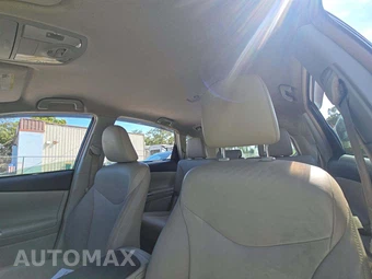 2012 Toyota Prius v Five - miniatura 11