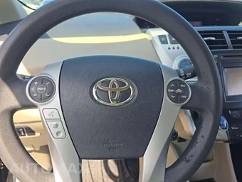 2012 Toyota Prius v Five - miniatura 39