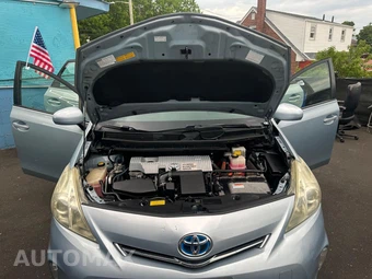 2012 Toyota Prius v Three - miniatura 10