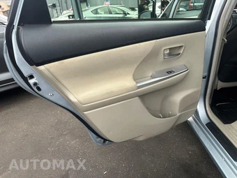 2012 Toyota Prius v Three - miniatura 12