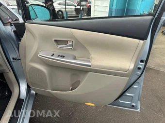 2012 Toyota Prius v Three - miniatura 16