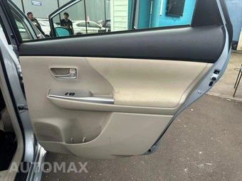 2012 Toyota Prius v Three - miniatura 17