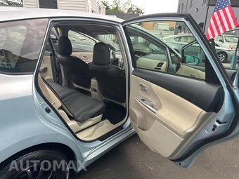 2012 Toyota Prius v Three - miniatura 9