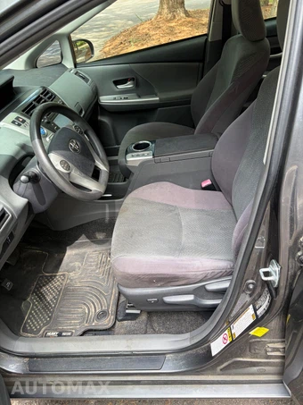 2012 Toyota Prius v Three - miniatura 11