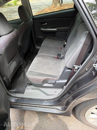 2012 Toyota Prius v Three - miniatura 12