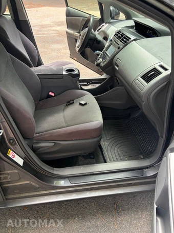 2012 Toyota Prius v Three - miniatura 14