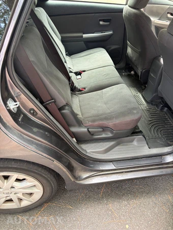 2012 Toyota Prius v Three - miniatura 15