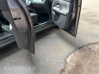 2012 Toyota Prius v Three - miniatura 16