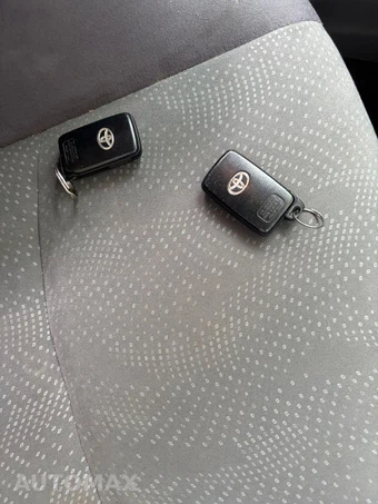 2012 Toyota Prius v Three - miniatura 17
