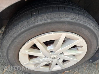 2012 Toyota Prius v Three - miniatura 19