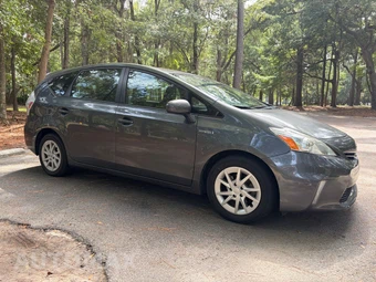2012 Toyota Prius v Three - miniatura 2