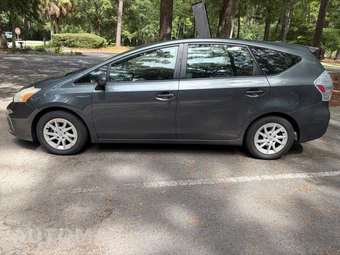 2012 Toyota Prius v Three - miniatura 5