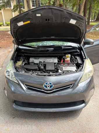 2012 Toyota Prius v Three - miniatura 9