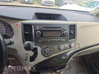 2012 Toyota Sienna 7-Passenger 119.3" WB – miniatura 10
