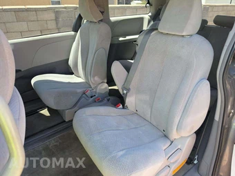 2012 Toyota Sienna LE 8-Passenger 119.3" WB - miniatura 13