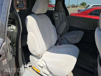 2012 Toyota Sienna LE 8-Passenger 119.3" WB - miniatura 17