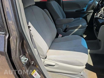 2012 Toyota Sienna LE 8-Passenger 119.3" WB - miniatura 19