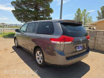 2012 Toyota Sienna LE 8-Passenger 119.3" WB - miniatura 2